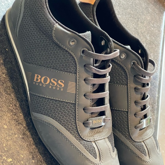 Boss shoes use like new ! Size 43 only 100$ - Picture 3 of 3
